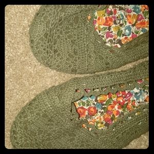 Woman's green lace flats made by bingo. Size 9